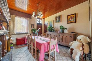 <p><span>Op zoek naar ruimte, mogelijkheden en een strategische ligging? Dan is deze karaktervolle woning uit 1930 absoluut het ontdekken waard. </span></p><p><span> </span></p><p><span>Deze </span><span>zeer ruime woning met maar liefst 250 m² bewoonbare oppervlakte</span><span> is gelegen op een </span><span>zonnig zuidwest georiënteerd perceel van 8A 09CA</span><span> te Aarschot. </span></p><p><span>Dankzij de royale oppervlaktes en de vele beschikbare ruimtes biedt deze woning een bijzonder interessante basis voor wie op zoek is naar een woning die volledig naar eigen smaak en behoeften kan worden ingericht. </span></p><p><span> </span></p><p><span>De woning beschikt momenteel over </span><span>maar liefst 6 slaapkamers</span><span>, een badkamer, een ruime leefruimte, keuken en verschillende bergruimtes. De stevige constructie en de omvangrijke indeling zorgen voor </span><span>een overvloed aan mogelijkheden</span><span>. </span></p><p><span> </span></p><p><span>De woning dateert uit </span><span>1930</span><span> en is vandaag toe aan een </span><span>esthetische én energetische renovatie</span><span>. Net hierin schuilt het grote potentieel: u krijgt de kans om een karaktervolle woning om te vormen tot een hedendaagse thuis, volledig afgestemd op uw eigen wensen. </span></p><p><span> </span></p><p><span>Ook buiten heeft deze woning heel wat te bieden. Het </span><span>zuidwest georiënteerde perceel</span><span> zorgt voor een aangename, zonnige tuin. </span></p><p><span> </span></p><p><span>Dankzij de combinatie van </span><span>250 m² woonoppervlakte, 6 slaapkamers en een perceel van ruim 8 are</span><span> is deze woning bijzonder geschikt voor verschillende woonconcepten: </span></p><p><span> </span></p><ul><li><span>Grote gezinnen</span><span> die nood hebben aan veel ruimte </span></li><li><span>Zelfstandigen</span><span> die wonen en werken willen combineren </span></li><li><span>Co-housing</span><span> dankzij de vele kamers en mogelijkheden </span></li><li><span>Kangoeroewonen</span><span> of een meergezinsconcept, mits de nodige vergunningen en aanpassingen </span></li><li><span>Renovatiezoekers</span><span> die een ruime woning volledig naar eigen hand willen zetten </span></li></ul><p><span> </span></p><p><span>Een woning met karakter, ruimte en vooral enorm veel potentieel.</span><span> Wie verder kijkt dan de huidige afwerking, ontdekt hier een bijzonder interessante eigendom op een aantrekkelijke locatie in Aarschot. </span></p><p><span> </span></p><p><span>Interesse? Contacteer ons via 016 15 31 15 of <span>info@immolivit.be</span></span><span> </span></p><p><span> </span></p><p><span> </span></p><p><span> </span></p><p><span> </span></p><p><span> </span></p><p><span> </span></p>