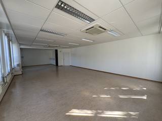 Instapklare kantoorruimte (225 m²) te huur op mooie locatie langs de Baron Ruzettelaan. Goede bereikbaarheid van station en Brugge centrum.Indeling:- inkomruimte- sanitair blok (dames/heren)- 4 afzonderlijke burelen, waarvan op heden 1 gebruikt wordt als vergaderruimte- kopieruimte- kitchenette- archiefruimteAfwerking:Tapijten vloeren, TL-verlichting, beveiligde deuren, bekabeling, parlofoon. Verwarming op aardgas, via individuele teller.Mogelijkheid tot het bijhuren van parkeerplaatsen.Ten laste van de huurder: onroerende voorheffing en gemeenschappelijke kosten, via voorschot van 16,7% van de huurprijs.Bent u op zoek naar bedrijfsvastgoed bestaande uit een kantoor te huur in Brugge? Contacteer ons voor meer informatie of een bezoek ter plaatse via business.brugge@dewaele.com of op 050.33.33.00!