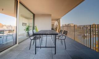 Dit ruim app. C20.109 (ca. 128 m²) op de 1ste verdieping ligt in de prachtige residentie Riverside. Het app. omvat een inkom met gastentoilet, berging, badkamer, apart toilet, 2 slpk., leefruimte met open keuken en O-gericht terras (ca. 34m²). Het appartement is voorzien van vloerverwarming, warmtepomp en handdoekradiators.<br />Bij elk app. hoort een ondergrondse autostaanplaats en/of garagebox. Deze dient apart bij aangekocht te worden. Verder kun je een kelderberging of oplaadpunt bijkopen.<br />Vrije keuze bij verschillende leveranciers voor de binnen afwerking (vloertegels, badkamer & keuken, etc.).<br />Meer info? Contacteer onze sales consultants Inge Vancluysen of Marisa Marasco op het nr. 011 41 33 23.