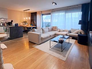 <span>Dit leuk en gezellig </span><strong>2 slaapkamer appartement</strong><span> biedt alle comfort. Met een ligging </span><strong>nabij Gent Zuid</strong><span>, in de nabijheid van fietsroutes die een makkelijke verbinding bieden naar de binnenstad en een makkelijke toegang naar de autosnelweg of de R40 is de perfecte uitvalsbasis voor wie in Gent wil wonen.</span><br /><br /><span>De</span><strong><span> ruime </span>leefruimte</strong><span> met </span><strong>open geïnstalleerde keuken</strong><span> biedt via het grote schuifraam toegang tot het leuke </span><strong>terras</strong><span>. De open keuken is voorzien van een vitrokeramische kookplaat, een dampkap, een hete luchtoven, een inbouwkoelkast en een vaatwasmachine. </span><span>Achter de keuken ligt de berging, </span><span>waar</span><span> plaats </span><span>is</span><span> voor een wasmachine en droogkast.</span><br /><br /><span>De </span><strong>badkamer</strong><span> is uitgerust met een dubbele wastafel met spiegelkast en douche in het bad. Verder zijn er <strong>2 slaapkamers</strong>, en een apart toilet. Aan de slaapkamers paalt nog een klein terras. </span><br /><span><br /></span><strong>Domicilie verplicht</strong><span>.</span><br /><span></span><span></span><strong>Huurprijs : 1.050 Euro per maand</strong><br /><span>Huurwaarborg : 3 maanden huur</span><br /><strong>Gemeenschappelijke lasten : 90 Euro forfait per maand</strong><br /><span>Er zijn individuele tellers voor water, gas en electriciteit.</span><br /><span>Mobiscore : 9,5/10</span><br /><span></span><strong>Beschikbaar vanaf 01/08/2026</strong><br /><span>bezoeken enkel op afspraak na regsitratie op onze website.</span><br /><br /><strong>Een bezoek plannen? Dit kan enkel via onze website www.stellarimmo.be/te-huur. Ga naar het pand en klik op "Een bezoek aanvragen" (onder de foto van de makelaar).<br /><br />Verdere info via martine@stellarimmo.be</strong>