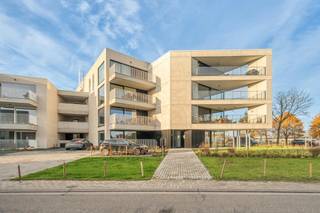 <p><strong>Laatste kans op een nieuwbouw appartement in Residentie Halon, Halen!<br /></strong>Droomt u van modern en energiezuinig wonen op een toplocatie in Halen? We Invest Demervallei biedt u de unieke kans om eigenaar te worden van een van de laatste 2-slaapkamerappartementen in Residentie Halon, een stijlvol nieuwbouwproject op de hoek van de Singellaan en de Staatsbaan!</p>
<p><strong>Wat maakt Residentie Halon zo bijzonder?</strong></p>
<ul>
<li><strong>Duurzaam wooncomfort:</strong> Geniet van hedendaagse architectuur, kwalitatieve afwerking en een energiezuinig karakter (E-peil 20).</li>
<li><strong>Ideale locatie:</strong> Residentie Halon bevindt zich op wandelafstand van het gezellige centrum van Halen met winkels, horeca, een basisschool en openbaar vervoer.</li>
<li><strong>Vlotte bereikbaarheid:</strong> Dankzij de nabijheid van de E314 bent u snel in Aarschot, Leuven, Hasselt en andere omliggende steden.</li>
<li><strong>Groene omgeving:</strong> Halen is een stad waar u heerlijk kunt wandelen en fietsen, langs fruitboomgaarden en historische locaties.</li>
</ul>
<p><strong>De appartementen:</strong></p>
<p>De laatste beschikbare 2/3-slaapkamerappartementen bieden u:</p>
<ul>
<li>Een ruime leefruimte met open keuken, perfect om te ontspannen en te genieten.</li>
<li>Een praktische berging, een moderne badkamer en een apart toilet.</li>
<li>Twee/drie comfortabele slaapkamers, ideaal voor een gezin of gasten.</li>
<li>Een heerlijk terras, waar u kunt genieten van de zon en het uitzicht.</li>
<li>Vrije keuze in de afwerking van de keuken en de badkamer, zodat u uw eigen stempel kunt drukken.</li>
<li>Energiezuinige voorzieningen, zoals een warmtepomp met vloerverwarming en zonnepanelen.</li>
<li>Veel lichtinval dankzij de grote ramen met aluminium profielen.</li>
</ul>
<p><strong>Nog 3 appartementen beschikbaar:</strong></p>
<ul>
<li>Appartement A19 (3de verdieping): 94 m² bruto-oppervlakte en een terras van 9 m².</li>
<li>Appartement B2 (gelijkvloers met 2 slaapkamers): 99 m² bruto-oppervlakte en een terras van 12 m².</li>
<li>Appartement A5 (gelijkvloers met 3 slaapkamers): 121 m² bruto-oppervlakte en twee terrassen van 12 m²+16,52 m²</li>
</ul>
<p><strong>Prijs: </strong>Vanaf € 282.300 (exclusief kosten). Het grondaandeel wordt verkocht onder registratierechten (12%) en de constructie onder btw (21%).<br /><br /><strong>We Invest Demervallei: Uw lokale partner in Halen!<br /></strong>Spreekt Residentie Halon u aan? Neem dan vandaag nog contact op met We Invest voor meer informatie, een bezoek ter plaatse of een vrijblijvend gesprek!</p>
<p><strong>Extra informatie:</strong></p>
<ul>
<li>Geen risicozone voor overstromingen (P- en G-score: A).</li>
<li>In de ondergrondse kelderverdieping vindt u parkeerplaatsen, privatieve bergingen en een fietsenstalling.</li>
</ul>