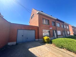 Wervik - Ruime woning met 4 slaapkamers en ruime garage op 400m² te koop.Bestaande uit:Inkom, toilet, woonkamer, keuken, veranda en ruime garage (1,5...