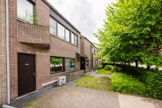 Ligging<br /><br />Dit voormalig rusthuis bevindt zich in woongebied en op een strategische locatie met een vlotte bereikbaarheid, een uitstekende verbinding naar omliggende steden Antwerpen en Brussel en voorzieningen. Winkels, openbaar vervoer, scholen en andere faciliteiten bevinden zich in de nabije omgeving. Dankzij de centrale ligging en de ruime perceelsoppervlakte en de gunstige bestemming van de grond biedt dit pand interessante perspectieven voor projectontwikkelaars en investeerders.<br /><br />Indeling<br /><br />Het gebouw omvat meer dan 20 units, verdeeld over verschillende verdiepingen, en beschikt daarnaast over 3 garageboxen, zonnepanelen en een aangename tuin. De bestaande indeling biedt tal van mogelijkheden voor herbestemming of herontwikkeling. De combinatie van de bestaande bebouwing, de buitenruimte en de bereikbaarheid maakt van dit pand een uitzonderlijke opportuniteit voor wie op zoek is naar een project met potentieel.<br /><br />Troeven<br /><br />Gelegen in woongebied<br />Meer dan bestaande 20 units<br />3 garageboxen <br />Ruime tuin<br />Interessant herontwikkelingspotentieel<br />Centrale en vlot bereikbare ligging<br /><br />Voor inlichtingen en/of bezoek, bel Andreas Burssens op 0472 61 00 00.