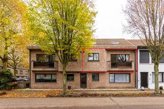 Bent u op zoek naar een appartement met 2 slaapkamers en voldoende buitenruimte in Brasschaat? Gevonden! <br />Dit goed onderhouden appartement bevindt zich op de eerste verdieping van een kleinschalig gebouw nabij het centrum van Brasschaat. <br />Indeling: de centrale inkomhal brengt ons in de gezellige woonkamer (28m²) met een klein balkon aan de straatzijde. Aansluitend is er de ingerichte keuken (9m²) met extra berging. Verder is er een apart toilet, de badkamer (6m²) met douche in ligbad en wastafel dubbel in meubel. Tenslotte zijn er nog 2 slaapkamers (17+11m²) waarvan de kleinste toegang heeft tot het aangename terras van 30m². Een garage kan optioneel mee aangekocht worden voor 25.000 euro.<br />Troeven:<br />- EPC label B<br />- Asbestveilig<br />- Elektrische keuring conform<br />- Rustige buurt<br />- Beschikbaar bij akte<br />Lijkt dit appartement iets voor u? Maak dan snel een afspraak via 03 360 85 30!