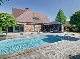 CO IMMO VERKOOPT CHARMANTE VILLA MET ZWEMBAD IN RUSTIGE, RESIDENTIËLE WIJK In deze rustige en groene woonwijk bevindt zich deze prachtige,...