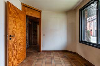 <p>Deze woning in Waregem is gunstig gelegen, op een aangename locatie met een vlotte verbinding naar het centrum en de belangrijkste invalswegen. Winkels, scholen en andere dagelijkse voorzieningen bevinden zich op korte afstand.</p>
<p>De architecturale woning biedt heel wat ruimte en mogelijkheden voor wie op zoek is naar een karaktervolle woning die volledig naar eigen smaak gerenoveerd kan worden.</p>
<p>Bij het binnenkomen bevinden zich verschillende afzonderlijke, polyvalente ruimtes. Deze zijn ideaal voor wie een praktijk, kantoor of werkruimte aan huis zoekt.</p>
<p>De leefruimte bestaat uit een gezellige zithoek en een eetruimte. Aansluitend bevindt zich de keuken. Verder beschikt de woning over een bijzondere inpandige patio die mee het architecturale karakter van de woning bepaalt.</p>
<p>Ook aan praktische ruimte is er geen gebrek. Zo is er een dubbele garage en biedt de kelder nog heel wat bijkomende stockage- en bergruimte.</p>
<p>Op de eerste verdieping bevinden zich vier afzonderlijke slaapkamers en een badkamer, uitgerust met een douche en dubbele lavabo.</p>
<p>Beschikbaar bij akte<br /><br />Contacteer Top Vastgoed voor een bezoek: 0475 700 700.</p>