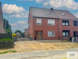 Deze goed onderhouden woning is gelegen op een volledig afgesloten perceel van 8a88ca aan de verbindinsgweg van Hasselt ( Sint-Lambrechts-Herk )...