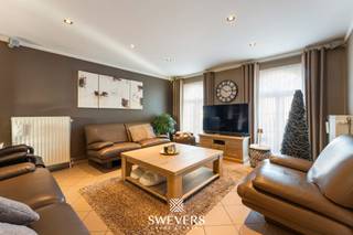 Interesse? Meer informatie op www.SWEVERS.be. - In een rustige straat vlak bij het centrum van Alken vind je deze instapklare open bebouwing op een zuidgericht perceel. De woning werd gebouwd in 1996 en in 2020 vernieuwd, waardoor je vandaag geniet van een energiezuinig en uitstekend onderhouden thuis met een lichtrijke leefruimte, vernieuwde keuken en inpandige garage.<br /><br />Op de verdieping liggen drie comfortabele slaapkamers en een functionele badkamer, aangevuld met een ruime zolder die nog tal van mogelijkheden biedt. Buiten word je verwelkomd door een zonnige tuin met overdekt terras en een praktische tuinberging. Zonnepanelen, airco, alarm en camera’s zorgen voor extra comfort en veiligheid.<br /><br />Dankzij de centrale ligging bevinden scholen, winkels, openbaar vervoer en sportfaciliteiten zich op korte afstand, terwijl de E313 makkelijk bereikbaar is. Deze woning biedt een ideale combinatie van ruimte, rust, energiezuinigheid en bereikbaarheid — perfect voor wie zonder zorgen wil intrekken. Bel ons vandaag nog voor een persoonlijke rondleiding. Wij van Swevers Real Estate helpen je maar al te graag verder. tel. 011 255 155. Bron bewoonbare oppervlakte: EPC-verslag.