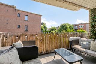 Dit ruime appartement met 3 slaapkamers is zeer rustig gelegen in de wijk Buizegem te Edegem.INDELING 1E VERDIEPINGRuime leefruimte op eiken...