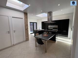 <p><span>ZEER MOOIE, RUIME WONING GELEGEN TE ONKERZELE</span></p><p><span>Richtprijs : 275.000 euro</span></p><p><span> </span></p><p><span>Zeer mooie, ruime woning in de nabijheid van het recreatiedomein De Gavers.</span></p><p><span>Deze woning heeft op de benedenverdieping een inkomhal, lichtrijke living met openkeuken, </span></p><p><span>badkamer met douche en lavabomeubel.</span></p><p><span>Op de 1ste verdieping zijn er 2 kamers waarvan 1 met een ruimte voor een dressing : - 1ste kamer : +- 13m²</span></p><p><span>                                                                                                                                        - 2de kamer : +- 16m²</span></p><p><span>Op de 2de verdieping is er een zeer ruime kamer van +- 24 m².</span></p><p><span>De bewoonbare oppervlakte is : 197m²</span></p><p><span>Achteraan is er een ruim terras met mooie tuin.</span></p><p><span>Gunstig Epc attest C.</span></p><p><span>Electriciteit conform AREI.</span></p><p><span> </span></p><p><span>Aarzel niet en bel 0475/51.40.73 of email info@svena.be.</span></p><p><span> </span></p><p><span>Stedenbouwkundig uittreksel/inlichtingen in aanvraag!</span></p><p><span>Deze gegevens zijn louter informatief en wij kunnen niet aansprakelijk gesteld worden voor eventuele onjuistheden.</span></p><p><span>De bewoonbare oppervlakte is slechts indicatief.</span></p><p><span> </span></p><p><span> </span></p>