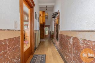 EERSTE BEZOEKDAG ZONDAG 14/12 VAN 10u00 TOT 13u00 (OP AFSPRAAK!)<br /><br />WELLE - Deze gezinswoning met uitbreidingspotentieel is centraal gelegen, nabij alle voorzieningen zoals station, openbaar vervoer, horeca, winkels.<br /><br />Naar indeling toe bevinden zich op het gelijkvloers een grote inkomhal, een woonkamer, een keuken, een bijgebouw met toilet, een veranda en de ruime inpandige garage. <br />Op de tussenverdieping bevindt zich de badkamer met douche, ligbad en toilet.<br />Op de eerste verdieping bevinden zich drie slaapkamers, boven de garage is het mogelijk om nog uit te breiden en eventueel extra kamers te maken.<br />De zolderverdieping, bereikbaar via een vaste trap, is zeker een troef en kan naar wens verder afgewerkt worden.<br />Er is ook een kelder aanwezig.<br /><br />Naar comfort toe is de woning voorzien van centrale verwarming op gas en deels dubbele beglazing.<br /><br />Extra troeven: de grote garage, de centrale ligging en de tuinzone.<br /><br />Bent u op zoek naar een renovatiewoning met voldoende ruimte en uitbreidingsmogelijkheden? Boek dan snel uw bezoek: 053/60.65.60.<br /><br />De vermelde prijs is een richtprijs. Na ontvangst van de biedingen zal de verkoper beslissen of hij/zij de eigendom verkoopt aan het beste bod. De richtprijs is aldus niet bindend voor de verkoper.