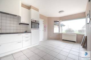 Zeer ruime en lichtrijke villa met 5 slaapkamers en grote tuin in een landelijke omgeving op maar liefst 1085m². De slaapkamer en badkamer op...