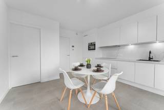 In het centrum van Deerlijk bevindt zich dit nieuwbouwappartement van 57m2 met een terras van 4m2.Het appartement is onderdeel van nieuwbouwproject...