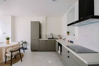 <p><span>GENT - Gerenoveerde woning met stadstuin</span></p><p><span> </span></p><p><span>Gelegen in de Geitstraat 5 te Gent bevindt zich deze woning op een absolute toplocatie. De woning is gelegen op enkele minuten fietsen van het centrum, op wandelafstand van het natuurreservaat Bourgoyen-Ossemeersen, nabij belangrijke invalswegen en vlot bereikbaar met het openbaar vervoer. Alle winkels en diensten bevinden zich in de directe omgeving. Kortom een toplocatie om te wonen binnen de stadsring en toch in alle rust. </span></p><p><span> </span></p><p><span>Deze woning onderging bovendien een recente totaalrenovatie, waarbij gekozen werd voor kwalitatieve materialen, een stijlvolle afwerking en een praktische indeling. <br />Het resultaat is een hedendaagse en energiezuinige woning die volledig beantwoordt aan de noden van vandaag.</span></p><p><span> </span></p><p><span>Enkele troeven op een rij:</span></p><ul><li><span>Energiezuinig (EPC B)</span></li><li><span>Zuidwest georiënteerde stadstuin</span></li><li><span>Centrale ligging</span></li><li><span>3 volwaardige slaapkamers</span></li><li><span>Lichtrijke ruimtes</span></li></ul><p><span> </span></p><p><span>De indeling gaat als volgt: </span></p><p><span>Gelijkvloers:</span></p><p><span>Ruime inkomhal met apart gastentoilet en wasplaats. Aansluitend de open keuken, die uitgeeft op de eet- en leefruimte met aansluitende toegang tot de tuin. </span></p><p><span>Verdieping(en):</span></p><p><span>De eerste verdieping omvat de badkamer met inloopdouche en dubbele lavabo, een apart toilet en de ruime master bedroom. </span></p><p><span>Op de tweede verdieping bevinden zich de tweede en derde slaapkamer.</span></p><p><span> </span></p><p><span>Belangrijk:</span></p><p><span>Richtprijs: 445.000 EUR</span></p><p><span>EPC: B (116 kWh/m² jaar)</span></p><p><span> </span></p><p><span>Interesse? Contacteer Axel Lenaerts makelaars voor meer informatie of een bezoek ter plaatse!</span></p>