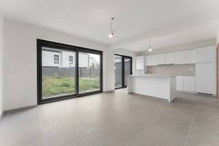 Verken deze nieuwe moderne halfopen woning gelegen op een toplocatie te Aalter.<br />De werken aan ons nieuwste project in Aalter draaien op volle toeren.<br /><br />Dit project biedt u moderne halfopen en open woningen gelegen op een toplocatie.<br />U woont op een steenworp afstand van diverse winkels, sport- en recreatievoorzieningen, scholen en andere praktische faciliteiten. Bovendien bevindt het stadscentrum zich op slechts 500 meter afstand. Voor wie de rust verkiest: de verkaveling ligt in een doodlopende straat, wat zorgt voor voldoende rust en privacy. Dankzij de vlotte verbinding met de E40 bent u ook in een mum van tijd op weg naar andere bestemmingen.<br /><br />Elke woning beschikt op de gelijkvloerse verdieping over een inkomhal met gastentoilet, een lichtrijke leefruimte en een open keuken.<br />Op de eerste verdieping bevinden er zich 3 slaapkamers en een badkamer.<br />Als extra troef beschikt elke woning over een inpandige garage, ideaal voor uw wagen of als extra berging.<br />Daarnaast biedt de ruime oprit voldoende plaats om een tweede wagen te parkeren. Dit alles maakt het wonen hier niet alleen aangenaam, maar ook uiterst praktisch.<br /><br />Hebben deze woningen uw aandacht getrokken?<br />Aarzel dan niet om contact met ons op te nemen.<br /><br /><br />Prijzen all-in 454.670 euro* | LOT 52<br />Prijzen excl. kosten 379.000 euro | LOT 52