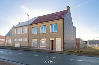 Ruime woning met garage.Op wandelafstand van het centrum Aartrijke vinden we deze woning terug.Indeling als volgt: Woonkamer, uitgeruste...