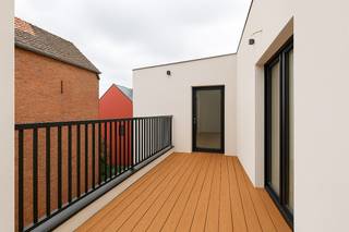 Dit<strong> </strong>energetisch gerenoveerde<strong> </strong>appartement op de eerste verdieping combineert comfort en ruimte op een uitstekende ligging, op <strong>wandelafstand van de Markt van Lokeren. </strong>Voor de aankoop van dit appartement kan u genieten van de <strong>aankoop aan 2% registratierechten</strong> indien van toepassing voor u. <br /><br />Bij het binnenkomen valt meteen het <strong>aangename ruimtegevoel</strong> op. De <strong>lichtrijke woonkamer</strong> sluit naadloos aan op de <strong>open keuken</strong>, waardoor een gezellige en open leefruimte ontstaat. Het appartement beschikt verder over<strong> twee volwaardige slaapkamers</strong>, een aparte gastentoilet en een <strong>praktische berging</strong>.<br /><br />Het <strong>terras</strong> vormt het centrale hart van het appartement en biedt een heerlijke plek om te ontspannen.<br />Ook op energetisch vlak scoort dit appartement uitstekend. Dankzij de volledige <strong>energetische renovatie</strong> en de verwarming via een lucht-luchtwarmtepomp geniet u van een comfortabel binnenklimaat en een lager energieverbruik.<br /><br />Er is een <strong>gemeenschappelijke fietsenberging inbegrepen</strong>.<br />Daarnaast hebt u hebt ook de mogelijkheid om een <strong>staanplaats</strong> mee aan te kopen, vraagprijs: 17.500 euro. <br /><br />Troeven op een rij:<br />Twee slaapkamers<br />Open keuken met aansluitende woonkamer<br />Volledig energetisch gerenoveerd<br />Centrale ligging vlak bij de Markt van Lokeren<br /><br />Wenst u een bezoek in te plannen voor dit prachtig appartement?<br />Bel voor info of een vrijblijvend bezoek naar 03 502 98 74 of mail naar kristof@claves.be.<br />