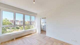 <p><b>Instapklaar, volledig gerenoveerd appartement met zicht op het Zuidpark</b><b></b></p>
<p>Dit gerenoveerde appartement geniet van een uitstekende ligging met frontaal uitzicht op het Zuidpark. Gelegen in een kleinschalig gebouw en bereikbaar met de lift.</p>
<p>De lichtrijke leefruimte biedt dankzij haar royale breedte een aangenaam ruimtegevoel en een prachtig uitzicht op het park. Aansluitend een open, volledig geïnstalleerde keuken, met kwalitatieve toestellen voor dagelijks gebruik.</p>
<p>Het appartement beschikt over een ruime slaapkamer aan de achterkant en een tweede kamer die perfect dienst kan doen als dressing, bureau of logeerkamer. De badkamer is uitgerust met een douche en toilet.</p>
<p>De woning bevindt zich op het befaamde Zuid, op wandelafstand van het historische centrum van Antwerpen. Met het vernieuwde Zuidpark voor de deur, het Koninklijk Museum voor Schone Kunsten, de Scheldekaaien, de bruisende Volksstraat en het Marnixplein in de directe omgeving, geniet u hier van het beste wat de stad te bieden heeft.</p>
<p>Supermarkten zoals Carrefour, Colruyt en Delhaize bevinden zich vlakbij. Ook de bereikbaarheid is uitstekend, zowel met de wagen als met het openbaar vervoer.</p>
<p>Autostaanplaatsen zijn te huur in de nabije omgeving.</p>