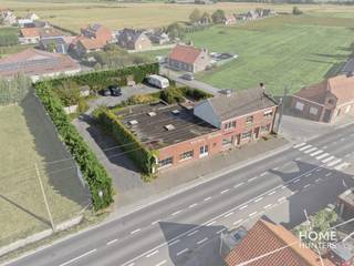 Op een ruim perceel van meer dan 1.400 m² in Langemark-Poelkapelle vinden we De Sportman: een eigendom met café, feestzaal en woongelegenheid, bereikbaar via een eigen oprijlaan en voorzien van parkeermogelijkheden.<br /><br />Het café en de aansluitende feestzaal bevinden zich in een behoorlijke staat en bieden een mooie basis voor wie deze gekende locatie nieuw leven wil inblazen. De aanwezige woonst vraagt een grondigere renovatie.<br /><br />Net de combinatie van de gebouwen en de oppervlakte van het perceel maakt dit een bijzonder eigendom met twee interessante pistes.<br /><br />Enerzijds kan het bestaande geheel gerenoveerd worden met behoud van de huidige vergunde functies. Ideaal voor wie opnieuw een horeca- of feestconcept wil uitbouwen en daarbij kan beschikken over een ruime site, eigen oprit en parking.<br /><br />Anderzijds kan ook de piste naar wonen bekeken worden. Binnen de geldende stedenbouwkundige voorschriften zijn er mogelijkheden voor één eengezinswoning op dit perceel van ruim 1.400 m². Een interessante opportuniteit voor wie droomt van een ruime woning op een mooi perceel.<br /><br />De bestaande horecazaak verderzetten of hier een volledig nieuw verhaal schrijven?<br /><br />Wuk peis je… ist etwa vo jon?<br /><br />Het eigendom is zonevreemd. Renovatie, herbouw en eventuele functiewijzigingen zijn steeds onderworpen aan de bestaande vergunde toestand, de geldende stedenbouwkundige voorschriften en, waar van toepassing, het verkrijgen van een vergunning.