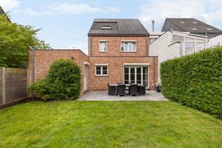 Location
This semi-detached property is located in Hove, along the Mechelsesteenweg. Despite its central location, both the house and garden enjoy a peaceful setting. With major access roads nearby and a smooth connection towards Mortsel, this is an ideal base for comfortable and centrally located living.

Layout
Built in 2007, the property features an entrance hall with guest toilet. The bright living room with dining area and open kitchen forms the heart of the home, creating a pleasant sense of space and connection. From the dining area, you have direct access to the sunny garden with two terraces, perfect to enjoy the sun throughout the day. A practical utility room and a spacious garage add extra comfort and storage space.

On the first floor, you will find a spacious master bedroom of approx. 20 m² with walk-in dressing and a bathroom equipped with both a bath and a shower. A second room can be used as an additional bedroom, office, or hobby space.

The second floor offers a surprisingly generous surface of approx. 40 m² and is currently arranged as an additional bedroom with office space. This level also includes a second bathroom with shower.

Highlights
- Energy-efficient home (EPC rating A)
- Solar panels
- 3 full-sized bedrooms
- Spacious garage
- Sunny garden with 2 terraces
- Located in a sought-after neighbourhood

Technical details
The property stands out for its strong energy performance and living comfort. Thanks to solar panels and a recent gas boiler, energy consumption is kept low, resulting in an excellent EPC rating A. The electrical installation is fully compliant with current regulations.