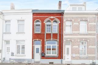 In het hart van Waver bekoort deze halfopen woning uit 1915 door haar karakter en door de doorlopende renovatie sinds de aankoop. Ze biedt 117 m² bewoonbare oppervlakte met twee slaapkamers, een bureau, een recente keuken en badkamer, aangevuld met een terras en een tuin.<br /><br />Uitgevoerde werken: dak vernieuwd in 2003, raamkozijnen aan de voorgevel vervangen in 2008, bijgebouw (1997) gerenoveerd in 2010, nieuwe keuken en badkamer.<br /><br />Gasverwarming met convectoren. EPC D. Elektrische installatie niet conform.<br /><br />Bod mogelijk vanaf €298.000. Verkoopprijs vastgesteld op €325.000, onder voorbehoud van aanvaarding door de eigenaars.