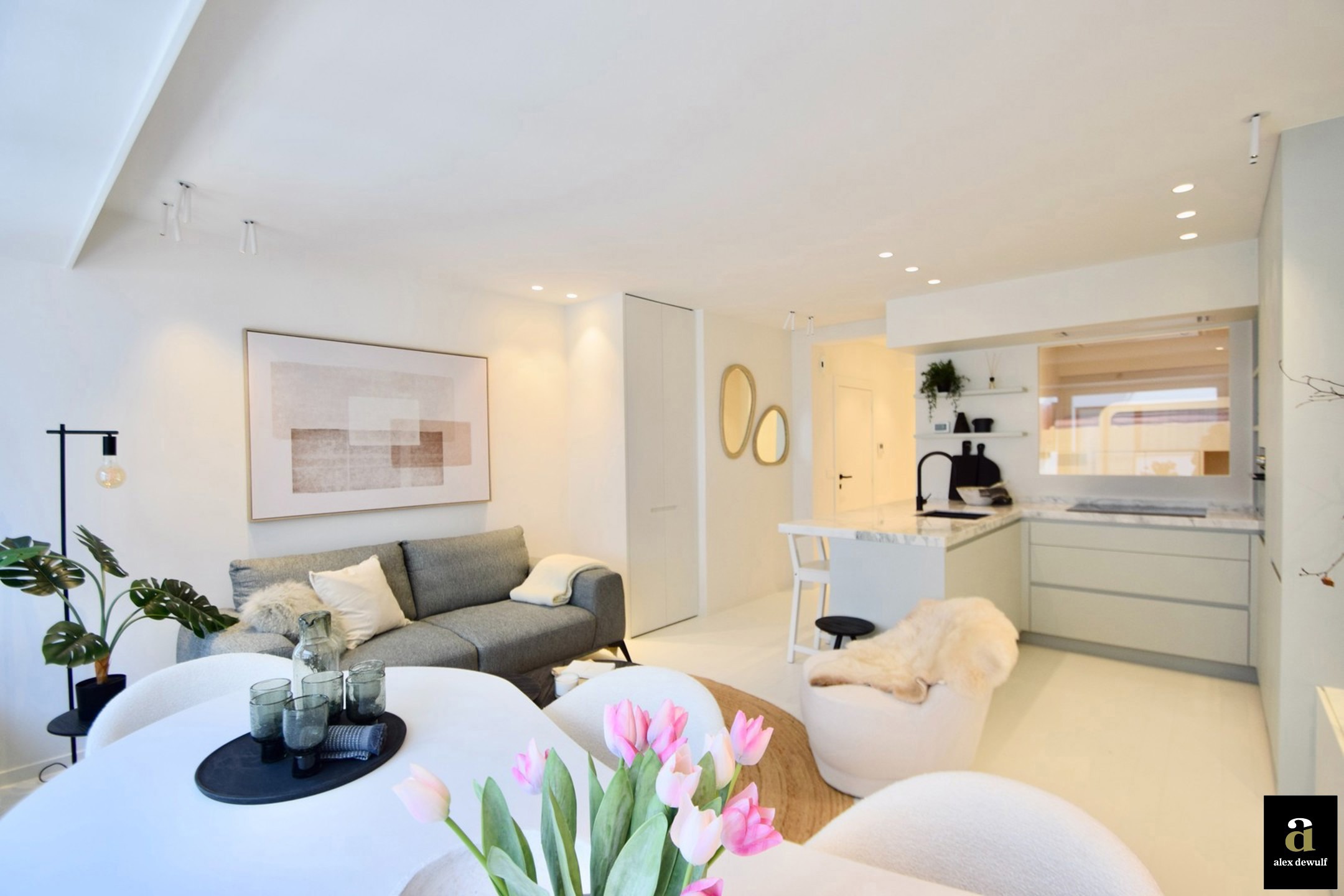 Lichtrijk gerenoveerd appartement nabij de winkels, het strand en de zee. - foto 3