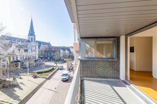 Dit verzorgd en instapklaar appartement bevindt zich op een <strong>uitstekende locatie</strong> vlakbij de Grote Markt van Sint-Niklaas, op wandelafstand van winkels, horeca, openbaar vervoer en tal van andere voorzieningen.<br /><br />Het appartement beschikt over een <strong>lichtrijke leefruimte</strong> die naadloos aansluit op de praktische keuken, wat zorgt voor een aangename en <strong>open woonomgeving</strong>. Verder zijn er twee  slaapkamers en een badkamer, uitgerust met zowel een bad als een douche.<br /><br />Een extra troef zijn de <strong>twee terrassen</strong>. Vooraan bevindt zich een zuidgericht terras waar u heerlijk van de zon kan genieten. Achteraan is er een tweede terras, wat zorgt voor extra buitenruimte en bijkomend comfort.<br /><br />Kortom, een ideaal appartement voor wie op zoek is naar comfortabel wonen op een centrale ligging in Sint-Niklaas.<br /><br />De autostaanplaats wordt mee verkocht aan €25.000. Daarnaast is er optioneel de mogelijkheid om een berging aan te kopen voor €20.000.<br /><br />Bel voor info of een vrijblijvend bezoek naar 03 502 98 74 of mail naar emily@claves.be.  