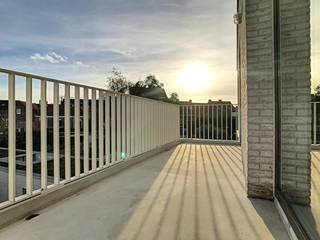 De snelste manier om een bezoek te brengen aan dit appartement? Vraag je bezoek aan via de rode knop op onze website (www.dewaele.com) en je wordt gecontacteerd door één van onze verhuurexperten. <br /><br />Instapklaar appartement met 2 slaapkamers, autostaanplaats en zonnig terras nabij het centrum van Rumbeke.<br /><br />Het appartement heeft volgende indeling:<br />- Inkom met apart toilet<br />- Lichtrijke leefruimte <br />- Open keuken voorzien van kookplaat met dampkap, spoelbak, oven, frigo en vaatwas<br />- 2 slaapkamers <br />- Badkamer voorzien van lavabo in meubel en inloopdouche<br />- Zonnig terras<br /><br />Specifieke kenmerken:<br />- Instapklaar en lichtrijk <br />- Laag energieverbruik<br />- Ruim en zonnig terras<br />- Lift aanwezig in het gebouw<br />- Centrale ligging op wandelafstand van winkels, scholen, openbaar vervoer, het centrum van Rumbeke,...<br /><br />Autostaanplaats verplicht bij te huren: 50,00 euro/maand.<br /><br />Ben jij geïnteresseerd in dit appartement te huur in Rumbeke? Aarzel dan niet ons te contacteren.