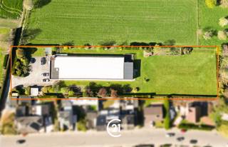 <p>Op een perceel van maar liefst 46a56, rustig gelegen in woongebied te Burst, bevindt zich dit veelzijdig complex met tal van mogelijkheden.</p><p>Het gebouw omvat momenteel 16 verhuurde serviceflats, wat zorgt voor een onmiddellijk rendement. Daarnaast beschikt het geheel over een gemeenschappelijke eetzaal, ingerichte keuken en diverse praktische ruimtes.</p><p>Buiten geniet u van een ruime tuin en aangename buitenomgeving, ideaal voor bewoners en bezoekers. Verder zijn er 2 garageboxen en meerdere parkeerplaatsen aanwezig.</p><p>Deze eigendom biedt niet alleen de mogelijkheid om de bestaande exploitatie verder te zetten, maar leent zich eveneens uitstekend tot herontwikkeling of een nieuw project, mits de nodige vergunningen.</p><p>Een zeldzame opportuniteit voor investeerders of projectontwikkelaars op zoek naar een rendabele en toekomstgerichte investering.</p>