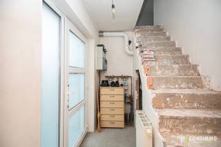 We treffen dit casco duplexappartement in de Lieve Vrouwstraat 62 in Genk. Dit appartement biedt een unieke kans voor mensen die op zoek zijn naar een appartement dat ze naar hun eigen smaak en wensen kunnen afwerken.<br /><br />Indeling:<br />Het appartement is gelegen op de 1ste en 2de verdieping. We komen binnen in de inkomhal die ons toegang geeft tot de lichtrijke leefruimte en open keuken. Op verdieping treffen we nog 2 slaapkamers waarvan één met dressing en een badkamer. Er is 1 parkeerplaats voorzien voor het appartement.<br /><br />Technische informatie:<br />De vensters zijn voorzien van PVC-profielen met dubbele beglazing. EPC-label D (verwarming nog te installeren).<br /><br />Buurtinformatie:<br />Het pand is uitstekend gelegen, dichtbij het centrum van Genk waar we kunnen genieten van allerlei faciliteiten zoals winkels, restaurants, etc.… Ook de scholencampus, openbaar vervoer, E314, N75,.. zijn te bereiken binnen enkele minuten.<br /><br />Kortom, men geniet hier van een uitstekende bereikbaarheid. <br /><br />Wenst u dit pand te bezichtigen? Contacteer ons dan via T: 089 69 30 01 of info@consimmo.be! Bekijk ook de virtuele tour op onze website www.consimmo.be!