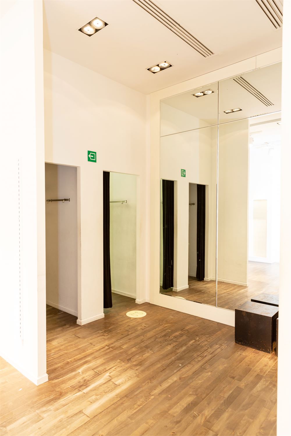 INSTAPKLAAR GELIJKVLOERS 140 M2 TOPLOCATIE - foto 4