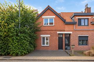 Deze supertoffe gezinswoning is gelegen op wandelafstand van het bruisende centrum van Kapellen. Winkels, scholen en openbaar vervoer bevinden zich allen in de nabije omgeving, maar toch is deze woning lekker rustig gelegen. Deze instapklare woning werd bovendien in 2023 uitgerust met 9 zonnepanelen. U komt de woning binnen via de aparte inkomhal met praktische vestiaire-hoek. Vanuit de hal komt u rechtstreeks in de open leefruimte, opgedeeld in een zithoek vooraan en een eethoek met een volledig uitgeruste open keuken achteraan. Verder beschikt de gelijkvloers verdieping nog over een nette badkamer en een bergruimte onder de trap. Op de eerste verdieping kan u nog 3 slaapkamers terugvinden. Een zolderluik in de tweede slaapkamer geeft toegang tot een handige bergzolder. Het totale perceel heeft een oppervlakte van 130m². Het tuintje met verhard terras is een heel fijn plekje om buiten van de zon te kunnen genieten.
