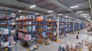 In Heppignies, op slechts 500 m van de luchthaven van Charleroi, is deze moderne logistieke site onmiddellijk beschikbaar. Dankzij de...