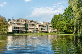 Exclusief appartement van ca 208m² te koop in Residentie “De Dennen” – een oase van rust, luxe en natuur. Op de eerste verdieping van het...
