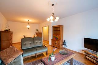 Dit appartement is gelegen in een rustige en residentiële buurt met een vlotte bereikbaarheid. Openbaar vervoer bevindt zich op wandelafstand en ook scholen zijn in de nabije omgeving aanwezig. De locatie biedt een ideale combinatie van rust en praktisch wooncomfort.<br />Het aangename appartement van ca. 85 m² bevindt zich op de tweede verdieping van een verzorgd residentieel gebouw. Via de inkomhal met ingemaakte vestiairekast betreed je de verschillende ruimtes van het appartement. De leefruimte is voorzien van een parketvloer, de keuken is functioneel ingericht, de badkamer is voorzien van een ligbad en een lavabomeubel. Verder beschikt het appartement over twee slaapkamers en twee ruime terrassen met een aangenaam uitzicht op het groen. De maandelijkse provisie voor de algemene onkosten bedraagt €235.<br />EPC: 104 kWh/m²