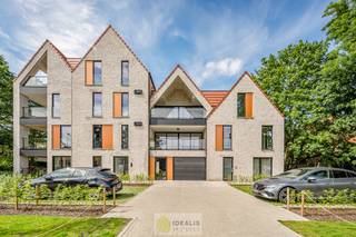 IDEALIS VASTGOED - Exclusief wonen in het bruisende centrum van Lommel. Stap binnen in Residentie Het Burgemeestershuis en beleef hoe comfortabel wonen kan zijn. Wilt u thuiskomen in uw prachtige appartement of woning en omarmt worden door rust en kwaliteit? Dit prestigieuze project bestaat uit 9 luxe appartementen én 5 luxe woningen (laatste te koop!), afgestemd op mensen die willen leven op niveau en baden in kwaliteit.<br />Door het gebruik van volumes en hoogwaardige materialen en leveranciers heeft dit project als geheel een luxueuze uitstraling.<br />Het strakke en verfijnde ontwerp zorgt voor een opvallende verschijning in het straatbeeld van Lommel.<br /><br />Dit heerlijke en volledige afgewerkte/ingerichte appartement beschikt over een zeer ruime en open leefruimte met luxueuze half-open keuken. Verder beschikt het appartement over een prachtige hoofdslaapkamer, tweede slaapkamer, badkamer voorzien van dubbele lavabo en inloopdouche, berging vestiaire en nog een apart toilet. De ondergrondse autostaanplaats en berging zijn middels de lift bereikbaar.<br />•Niveau: Verdieping 2<br />•Slaapkamers : 2<br />•Oppervlakte: 98,6m² (bruto 113m²)<br />•Oppervlakte terras: 19<br /><br />Bovenvermelde prijzen zijn inclusief berging en autostandplaats en exclusief notariskosten en aansluitingskosten.<br />- Appartement wordt opgeleverd met maximum E-Peil van E20, is voorzien van extra zonnepanelen én warmtepomp.<br />- Glazen steellook deur<br />- Spatwand keuken betegeld<br />- Volledig geschilderd<br />- Extra lichtpunten mét armaturen inbegrepen<br />- Vitrages en meubels inbegrepen!!<br /><br />Benieuwd naar dit project? Ons IDEALIS Team geeft U met plezier en steeds vrijblijvend de nodige informatie via e-mail , ter plaatse of op ons kantoor te Pelt.<br />Wenst U advies omtrent uw eigen woning? Graag plannen wij vrijblijvend met U een afspraak in om onze expertise met U te delen, steeds tot Uw dienst!!<br />Neem contact op met IDEALIS VASTGOED op 011/515 565 of mail naar info@idealisvastgoed.be!