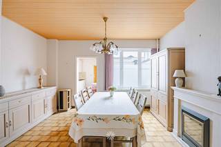 <p><span>GENTBRUGGE - Perfect onderhouden rijwoning met drie slaapkamers</span></p><p><span> </span></p><p><span>Ontdek deze gezellige starterswoning, gelegen in de Jozef Vervaenestraat te Gentbrugge, op wandel- en fietsafstand van openbaar vervoer, winkels en scholen. </span></p><p><span>De lichtrijke woning geniet een praktische indeling en werd doorheen de jaren perfect onderhouden, voorzien van een dakrenovatie en nieuwe ramen.</span></p><p><span> </span></p><p><span> </span></p><p><span>Enkele troeven in een notendop: </span></p><ul><li><span>Centrale ligging</span></li><li><span>Zeer lichtrijk</span></li><li><span>Drie volwaardige slaapkamers </span></li><li><span>Mogelijkheid extra slaapkamer</span></li><li><span>Charmante voorgevel</span></li><li><span>Aangename stadskoer</span></li><li><span>Vlotte verbinding naar Gent Centrum</span></li></ul><p><span> </span></p><p><span> </span></p><p><span>Indeling: </span></p><p><span>Via de inkomhal met vestiaire komen we aan in de zeer lichtrijke leefruimte met knusse zithoek, eetkamer met gezellige open haard, een aparte keuken voorzien van alle comfort, de bijkeuken met wasberging en een eerste badkamer met toilet, lavabomeubel en douche. </span></p><p><span>De prachtige houten trap brengt ons naar de nachthal van de eerste verdieping met twee volwaardige slaapkamers en een tweede badkamer met toilet, ligbad en wastafel. Op de tweede verdieping treffen we een derde slaapkamer, de mogelijkheid om een vierde slaapkamer af te werken en toegang tot de zolder.</span></p><p><span> </span></p><p><span> </span></p><p><span>Belangrijk: </span></p><p><span>Richtprijs: 299.000 EUR</span></p><p><span>EPC: 342 kWh/m² jaar (UC: 20251126-000372766-RES-2)</span></p><p><span>Geen renovatieverplichting</span></p><p><span> </span></p><p><span>Overtuigd? Contacteer Axel Lenaerts makelaars voor meer info en een inschrijving op de eerste bezoekdag via <span>Laurens@axellenaerts.be</span></span><span> of 09 245 24 24</span></p><p><span> </span></p><p><span> </span></p>