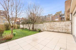 <p>Te koop: karaktervolle woning in Oostende, gelegen in een rustige residentiële buurt nabij strand en duinen.</p>
<p> </p>
<p>Deze woning uit 1935 combineert authentieke charme met praktische troeven. De ligging in een groene omgeving, op wandelafstand van scholen en openbaar vervoer, maakt dit een ideale gezinswoning. De zongerichte tuin biedt een aangename buitenruimte, terwijl de polyvalente zolderruimte extra mogelijkheden creëert voor hobby, bureau of opslag. De nabijheid van strand en duinen zorgt voor een unieke woonervaring.</p>
<p> </p>
<p>Belangrijkste ruimtes:<br />• Inkomhal met toegang tot de leefruimtes<br />• Gezellige woonkamer met natuurlijke lichtinval<br />• Functionele keuken<br />• 5 slaapkamers, ideaal voor een groot gezin<br />• Op elk verdiep een toilet met handenwasser<br />• Kelder met waterverzachter<br />• Polyvalente zolderruimte<br />• Zongerichte tuin</p>
<p> </p>
<p>Troeven:<br />• Polyvalente zolderruimte voor extra gebruikscomfort<br />• Nabij strand en duinen voor ontspanning en natuur<br />• Zongerichte tuin voor optimaal buitenleven<br /><br />Meer info of een bezoek plannen? Contacteer Charlotte via <strong>059 77 00 90</strong> of <strong>charlotte@eraservimo.be</strong>.</p>