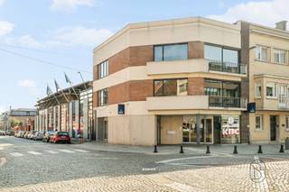 Appartement spacieux et prêt à emménager avec 4 chambres et une terrasse exceptionnelle de 63 m² en plein centre de Renaix, dans la rue commerçante...