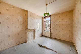 Te renoveren huis, ideaal gelegen in het centrum van Lessines, vlakbij winkels, scholen, het station en de A8.Het bestaat uit een woonkamer, eetkamer, een in te richten keuken, een badkamer, een droge kelder en een in te richten zolder.Technische gegevens: verwarming op stadsgas, dubbele beglazing.Een woning met veel potentieel na renovatie, ideaal als eerste aankoop of als investering.