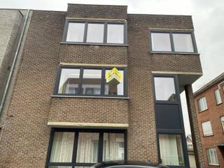 Recent gerenoveerd appartement met 2 slaapkamers in Geel. <br /><br />Via de trap bereikt u het appartement op de eerste verdieping. <br /><br />U komt binnen in de inkomhal met een vestiaire en een apart toilet. <br /><br />Vanuit de inkomhal heeft u toegang tot de mooie leefruimte met aanpalend de keuken ingericht met een kookvuur, spoelbak, combi-oven en koelkast. <br /><br />Verder vindt u twee slaapkamers voorzien van rolluiken en een badkamer met een lavabo en ligbad/douchecombinatie. <br /><br />Parking vooraan en een garage achteraan het gebouw. <br /><br />Rustig gelegen.<br /><br />Beschikbaar vanaf 1/7/2026.<br /><br />Heb je interesse? Klik op de gele knop <strong>'IK WENS EEN BEZOEK'.</strong>