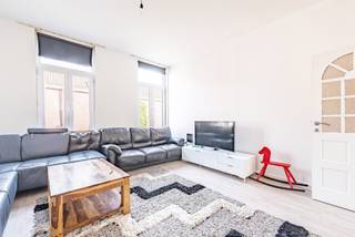 Bent u op zoek naar een ruime woning met 2 slaapkamers, gelegen op een rustige maar goed bereikbare locatie in Gent? Dan biedt deze rijwoning in de Doornzelestraat 18 een interessante opportuniteit voor starters, gezinnen of investeerders.<br /><br />De woning bevindt zich in een aangename woonstraat met een vlotte verbinding naar het centrum van Gent. In de directe omgeving vindt u winkels, scholen, openbaar vervoer en andere dagelijkse voorzieningen, wat zorgt voor een praktische en comfortabele ligging.<br /><br />Bij het betreden van de woning komt u terecht in een bijzonder ruime leefruimte die aansluit op de keuken. Op de eerste verdieping leidt de nachthal naar twee ruime slaapkamers, die voldoende plaats bieden voor een volwaardige slaapkamerinrichting met extra ruimte voor bureau of dressing. Verder bevindt zich hier ook de badkamer met inloopdouche en dubbele lavabo. <br /><br />Asbestattest in aanvraag. <br /><br />Bent u benieuwd naar de mogelijkheden van deze woning? Neem gerust contact op met ons voor meer informatie of een bezoek ter plaatse.
