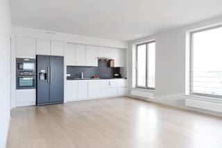 gelegen in de tweede toren van de torens Westkaai op de 7 de verdieping west gericht met zicht op De Schelde en haven ruim 2 slaapkamer appartement van 103 m² + 12 m² terras (west) indeling : inkomhal met apart toilet en berging , living met open en volledig ingerichte keuken , aansluitend aan de living ,ruim terras , nachthal , 2 slaapkamers , badkamer met ligbad , douche , dubbele lavabo en toilet appartement is voorzien van parketvloeren ,zonneschermen aan de living
huurprijs appartement 1400 € gemeenschappelijke kosten 175 € nutvoorzieningen apart te betalen . Beschikbaar 1 augustus 2026