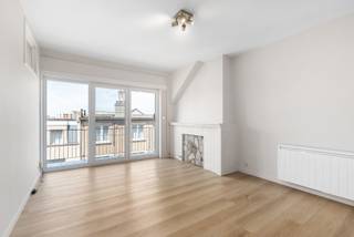 e koop: verzorgd gesloten appartement in Oostende, centraal gelegen in de Vrijheidstraat, op korte afstand van winkels en openbaar vervoer.
<p> </p>
<p>Dit appartement biedt een aangename woonervaring dankzij de overvloedige lichtinval en de rustige maar centrale ligging. Een belangrijk voordeel is dat er geen syndicus of gemeenschappelijke kosten zijn, wat het financieel aantrekkelijk maakt. De indeling is praktisch en biedt voldoende ruimte voor comfortabel wonen. Het appartement werd gerenoveerd in 2023 met nieuwe ramen, vloeren, keuken en badkamer.</p>
<p> </p>
<p>Belangrijkste ruimtes:<br />• Lichte woonkamer met grote ramen en toegang tot het terras<br />• Functionele keuken met voldoende opbergruimte<br />• Twee slaapkamers, ideaal voor gezin of koppel<br />• Badkamer met inloopdouche<br />• Apart toilet<br />• Berging voor extra opslag</p>
<p> </p>
<p>Troeven:<br />• Geen syndicus of gemeenschappelijke kosten<br />• Veel natuurlijke lichtinval<br />• Rustige, centrale ligging in Oostende</p>
<p> </p>
<p>Neem vandaag nog contact op met je ERA-makelaar voor een bezoek.</p>
<p> </p>
<p>JOUW DROOMAPPARTEMENT. ZO GEVONDEN!</p>
