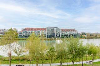 Appartement d'angle luxueux avec une vue imprenable sur le Zegemeer, en face de "La Réserve".<br />Cet appartement entièrement rénové, situé dans une résidence de prestige, offre un confort exceptionnel et une belle luminosité. Le vaste hall d’entrée avec vestiaire et toilettes invités mène à un salon et salle à manger ensoleillés, qui, grâce aux grandes fenêtres, offrent une vue dégagée sur le Zegemeer et un accès direct à une grande terrasse.<br />La cuisine ouverte est équipée de matériaux haut de gamme et de tout le luxe moderne. La chambre principale dispose d'une salle de douche privative et d’un accès à la terrasse. Deux autres chambres et une deuxième salle de douche pratique complètent l’espace.<br />Au dernier étage de la résidence se trouve une chambre d’amis supplémentaire, idéale pour recevoir. Il est également possible d'acheter un box de garage spacieux avec cave dans l’immeuble. Les finitions de l'appartement sont d'un standing exceptionnel.