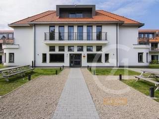 Appartement confortable dans le parc de vacances Duinenzicht I à Westende. A distance de marche de la mer mais dans un endroit calme. L'achat de cet appartement est soumis à un bail emphytéotique. La gestion et la location professionnelle de l'appartement sont assurées par Holiday suites, ce qui a pour avantage que votre propriété est toujours bien entretenue.<br />Il existe un certain nombre de formules d'exploitation qui vous permettent de choisir entre différentes combinaisons d'utilisation propre et de location. En investissant dans Holiday Suites, vous pouvez combiner agréablement l'investissement et la jouissance de votre appartement.  Appartement avec 1 chambre à coucher et un coin nuit avec des lits superposés pour 3 personnes.