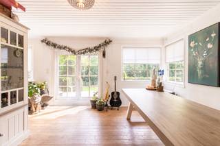 <p><strong>Rustig wonen te midden van het groen in Kapellen.</strong> Te renoveren open bebouwing biedt een unieke kans voor wie houdt van natuur en privacy. Je woont op een prachtige locatie, waar je volledig tot rust komt, maar toch met met winkels, scholen en openbaar vervoer in de buurt.</p><p><strong>De woning bestaat uit een gezellige woonkamer met veel lichtinval en zicht op de omliggende natuur </strong>– een extra ruimte achteraan, ideaal als tv-hoek, bureau of zelfs als extra slaapkamer – een ingerichte keuken – een badkamer voorzien van ligbad, wastafel en toilet. Op de eerste verdieping zijn er 2 slaapkamers, waarvan één met ingemaakte kasten.</p><p>De tuin is dé grote troef en loopt volledig rondom de woning met verschillende plekjes om te ontspannen.</p><ul><li>Mooi renovatieproject met mogelijkheid om je eigen smaak te combineren met authenticiteit</li><li>Veel groen en privacy</li><li>Aparte garage</li></ul>