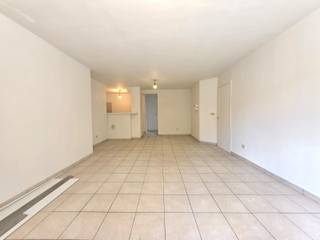 Dit vernieuwd en instapklaar gelijkvloers appartement is gelegen in het centrum van Bredene Duinen.<br />Bij winkels, openbaar vervoer, zee en strand.<br /><br />Voorzien met een privatieve parkeerplaats achteraan het gebouw.<br /><br />Het appartement is voorzien met een ruime woonkamer en nieuwe open ingerichte keuken.<br />Er zijn 2 slaapkamers achteraan. <br />Vernieuwde badkamer met douche, lavabomeubel en plaats voor de wasmachine.<br />Een apart toilet.<br /><br />Gemeenschappelijke fietsenberging.<br /><br />Huurprijs 850 euro per maand + 40 euro lasten.<br />Beschikbaar vanaf 1 oktober.<br /><br />Bezoeken mogelijk na afspraak met kantoor. <br />