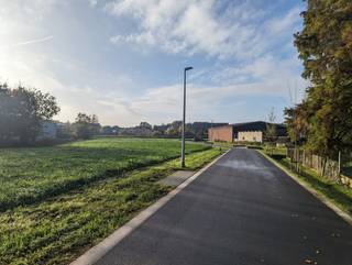 Danneels biedt zes bouwgronden te koop aan, vrij van bouwverplichting, in een centraal gelegen nieuwe woonwijk in het mooie dorpje Testelt bij Scherpenheuvel-Zichem.<br /><br />Deze bouwgronden hebben een mooie oppervlakte van 4 à 6 are en zijn bestemd voor open bebouwing. Je kiest zelf wanneer je hier gaat bouwen en met welke bouwpartner(s) je gaat samenwerken. <br /><br />In het landelijke Testelt geniet je volop van het groen en heb je toch alle voorzieningen bij de hand. De nieuwe woonwijk is centraal gelegen en je vindt er kinderopvang en de gemeentelijke basisschool naast de deur. <br /><br />Testelt is goed gelegen ten opzichte van Antwerpen, Turnhout en Hasselt en is een ideale woonlocatie voor wie op zoek is naar een betaalbare en toch goed bereikbare omgeving.