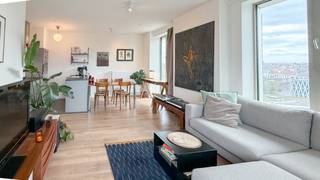 This newly built apartment of about 62 m² is located on the 7th floor of residence “Doktoren” designed by Binst Architects. This location on the Eilandje is extremely interesting, at the foot of the Kempisch Dok and near the MAS with its Marina. From the living space you can enjoy a beautiful open view. Easy accessibility via the Leien and the Ring Road is guaranteed.<br /><br />The living space enjoys optimal light thanks to the large windows in combination with the corner location. Adjacent is the terrace of about 4 m² with western orientation.<br /><br />The modern open installed kitchen is equipped with ceramic hob, dishwasher, fridge freezer and combination oven.<br /><br />The bedroom can use the adjacent bathroom with shower and sink. Separate guest toilet.<br /><br />A practical storage room provides additional storage space and connection for washing machine.<br /><br />A communal roof terrace completes the picture.<br /><br />Common charges: 75 Euro per month.<br />Provisions for private heating: 30 Euro per month.<br />Utilities electricity and water are to be taken privately by the tenant.<br /><br />Immediately available.